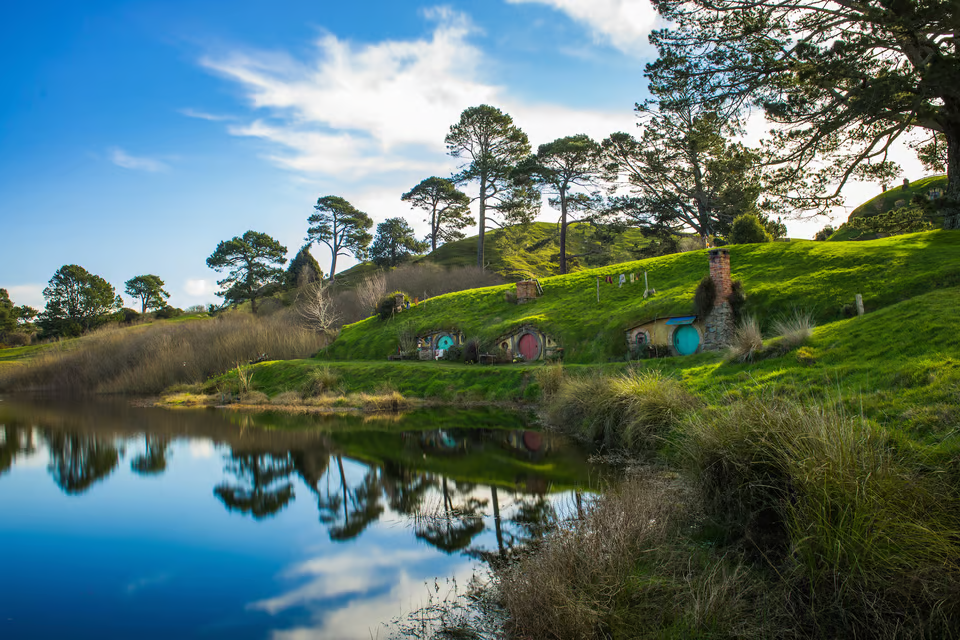 From Auckland: Hobbiton & Waitomo Caves Day Trip with Lunch