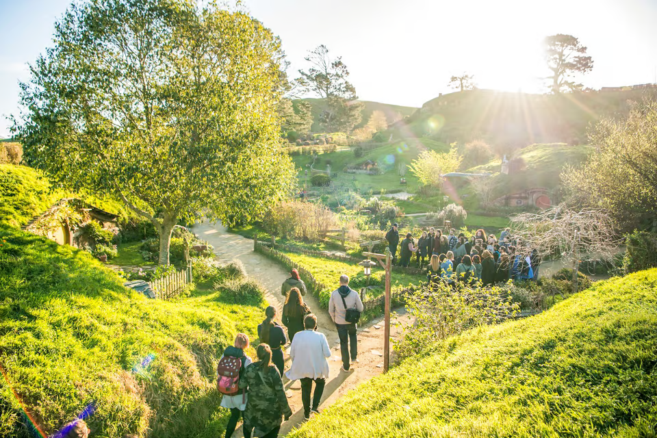 Auckland: Hobbiton Movie Set Day Trip with Festive Lunch